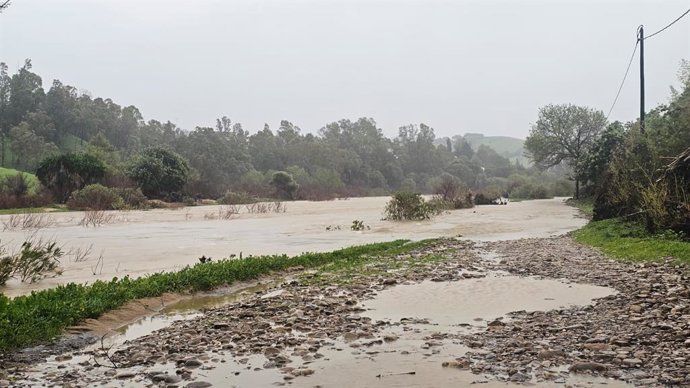 Imagen de la crecida del río Hozgarganta a su paso por la localidad gaditana de Jimena de la Frontera. A 28 de enero de 2026, en Jimena de la Frontera, Cádiz (Andalucía, España).  ARCHIVO.