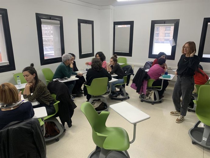 Haur eta gazteekin literatura bitartekaritzan ari direnei tresnak eskaintzeko ikastaroa