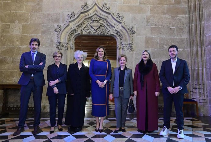 Ricard Camarena, Isabel Sanchis, Ángeles López Artiga y Magüi Mira recogen los Premios al Mérito Cultural Ciudad de València otorgados por el ayuntamiento de la capital valenciana.