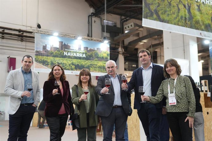El consejero Aierdi junto al director general de Desarrollo Rural, Rubén Goñi, (primero por la izquierda) y el presidente de la DO Navarra, David Palacios, junto a representantes del sector vitivinícola en la feria Barcelona Wine Week.