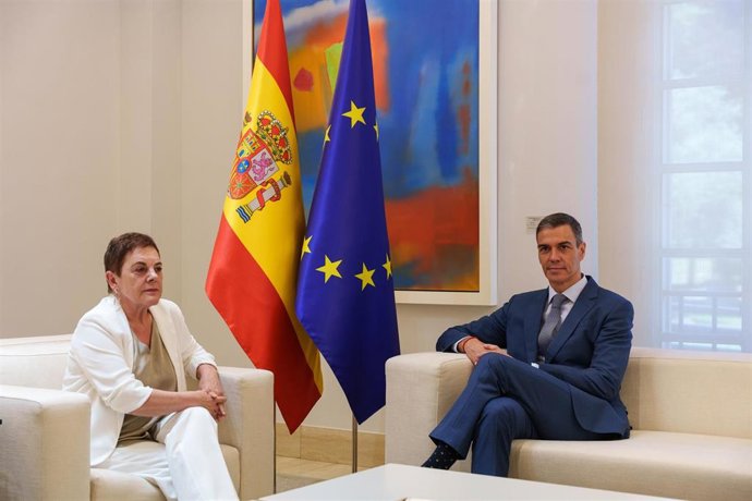 Archivo - El presidente del Gobierno, Pedro Sánchez, mantiene un encuentro con la portavoz de EH Bildu en el Congreso de los Diputados, Mertxe Aizpurua