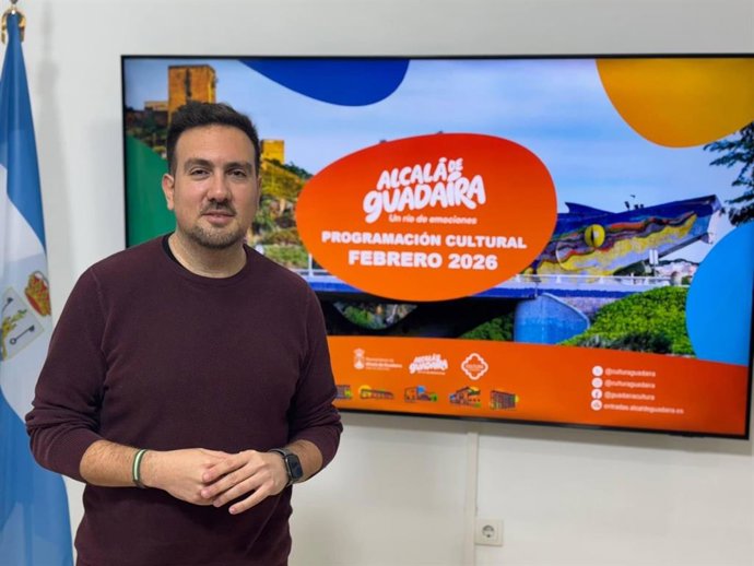 El delegado municipal de Cultura de Alcalá de Guadaíra (Sevilla), Christopher Rivas, en la presentación de la agenda cultural prevista para el mes de febrero en la localidad alcalareña.