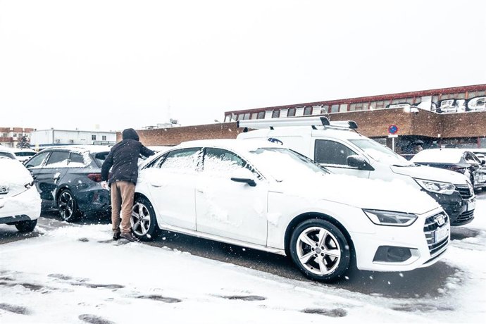 El centro de Madrid durante el temporal, a 28 de enero de 2026, en Madrid (España). El temporal de nieve que sacude la Comunidad de Madrid deja abundantes incidencias en toda la región, aunque especialmente en las carreteras de la Sierra de Madrid y tambi