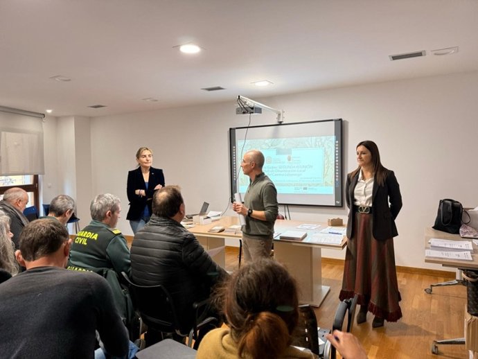 La alcaldesa de San Vicente de la Barquera, Charo Urquiza, y la directora de la Fundación Camino Lebaniego, Pilar Gómez Bahamonde, en la segunda reunión del grupo de trabajo del proyecto europeo ULTREIA-Sudoe