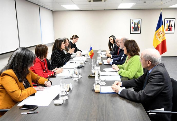 Un instante de la reunión entre Tor y Duch y las respectivas delegaciones