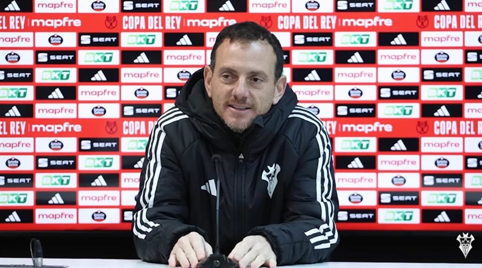 El entrenador del Albacete, Alberto González, atiende a la prensa.