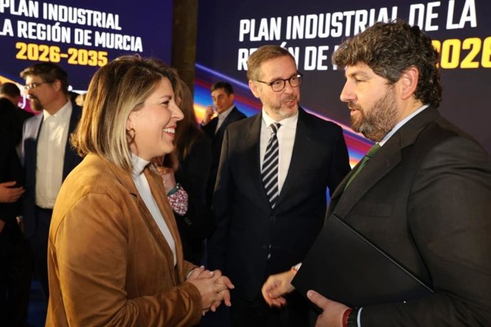 El presidente de la Comunidad, Fernando López Miras, y la alcaldesa de Cartagena, Noelia Arroyo, en la presentación del Plan Industrial de la Región de Murcia 2026-2035