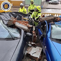 Dos vehículos dañados al desprenderse parte de un balcón en La Línea debido al fuerte viento