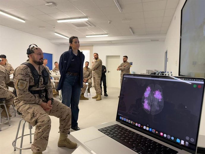 Un efectivo de Infantería de Marina durante la prueba con el casco neuronal