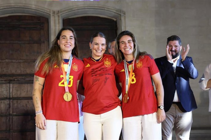 La presidenta del Govern, Marga Prohens (c), junto a las futbolistas mallorquinas Mariona Caldentey (d) y Cata Coll (i).