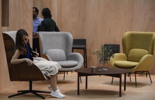 Archivo - Una mujer prueba una silla durante la inauguración de la 57ª edición de Feria Hábitat Valencia y de la 51 edición del Salón Internacional de Textiles para el Hogar y la Decoración, en la Feria de Valencia, a 19 de septiembre de 2023, en Valencia