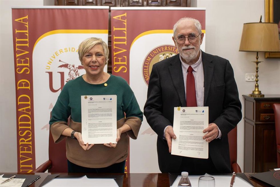 La rectora de la Universidad de Sevilla, Carmen Vargas, y el presidente de la Fundación José Luis Tejada, Pablo Luis Tejada, tras la firma del acuerdo de colaboración.