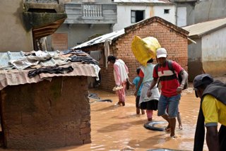 Archivo - Imagen de archivos de residentes de Antananarivo, Madagascar, durante las inundaciones.