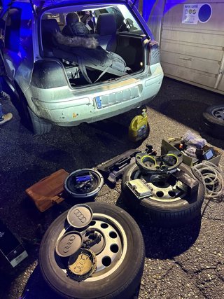 Coche interceptado con las tres ruedas robadas