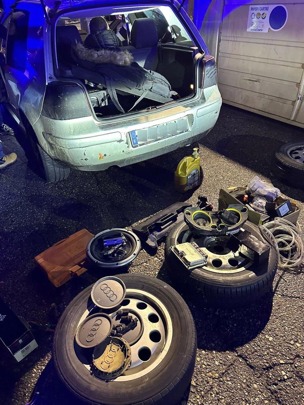 Coche interceptado con las tres ruedas robadas