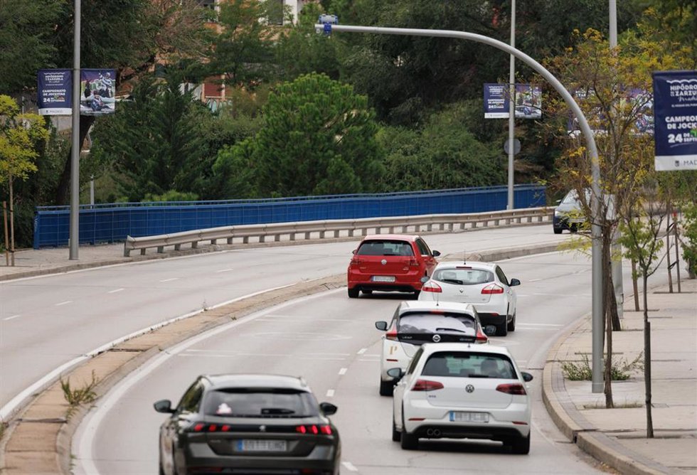 Archivo - Coches circulando por una carretera