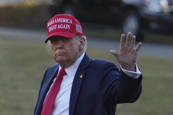 Archivo - El presidente de Estados Unidos, Donald Trump, antes de emprender un viaje a Florida.