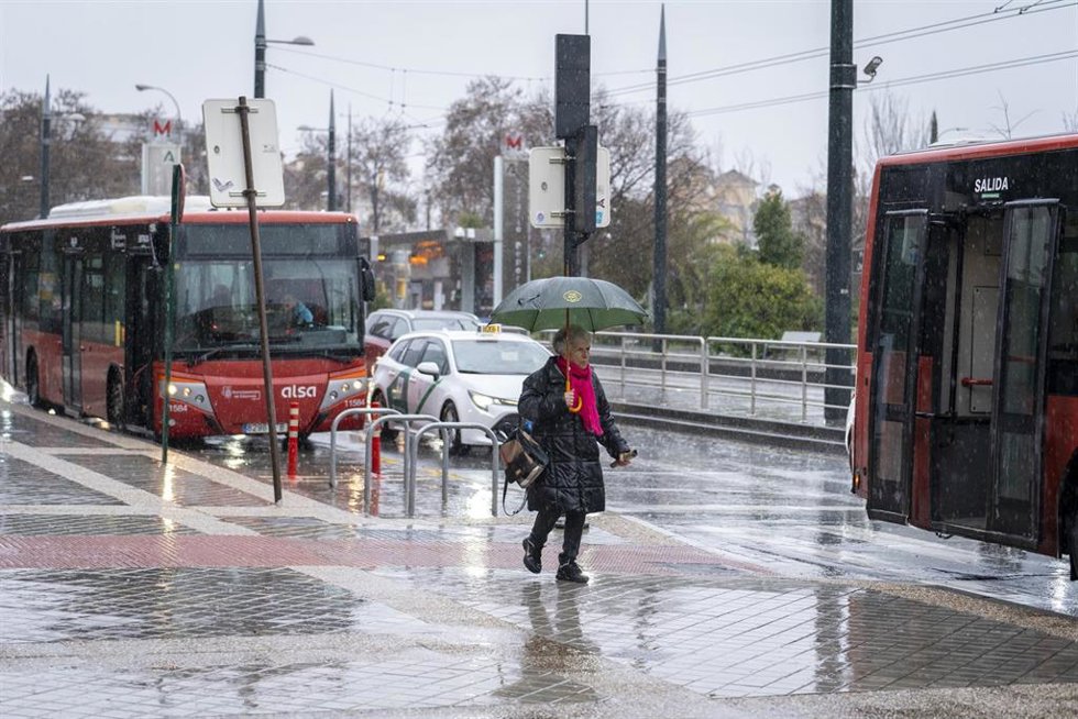 Imágenes de transeúntes por las calles de Granada con el temporal que barre gran parte de Andalucía A 2 de febrero de 2026 en Sevilla, (Andalucía, España).