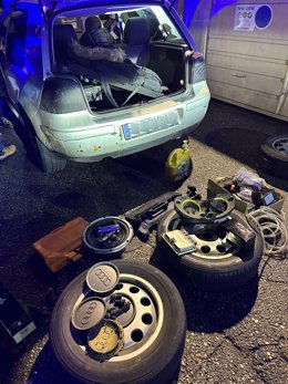 Cotxe interceptat amb les tres rodes robades