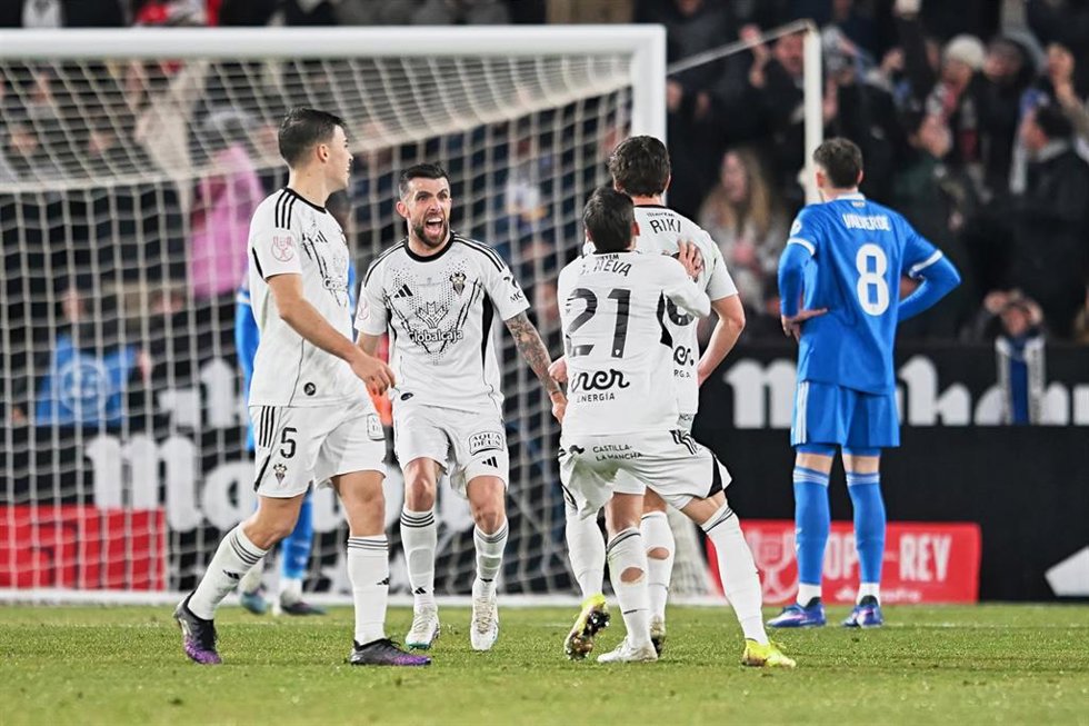 Jugadores del Albacete celebran un gol en el triunfo sobre el Real Madrid en la Copa del Rey Mapfre