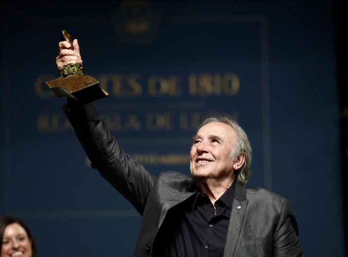 Archivo - Serrat  recibiendo el XIV Premio Cortes de la Real Isla de León en San Fernando en septiembre