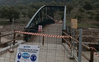 Benaoján, en la Serranía de Ronda, reparte garrafas de agua entre sus vecinos y mantiene infraestructuras cerradas como la zona de obras del puente de la estación debido al efecto adverso de las fuertes lluvias en la zona durante los últimos días.