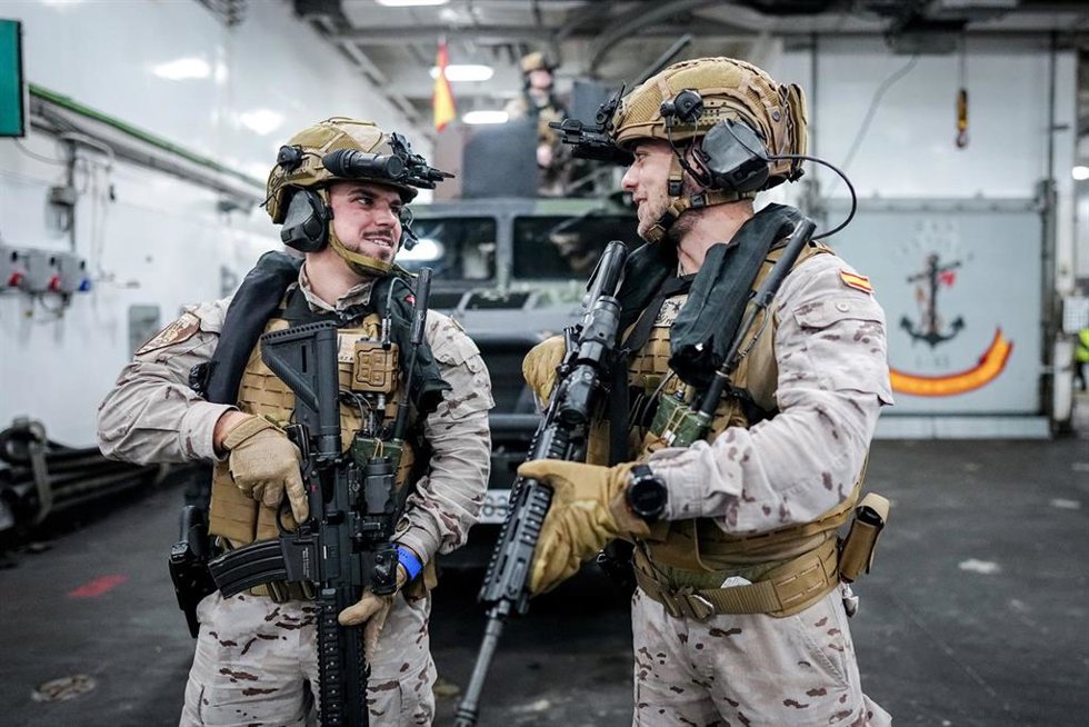 Soldados y equipamiento españoles son embarcados en un buque de desembarco anfibio en la base española de Rota, como parte de la maniobra 'Steadfast Dart 26'.