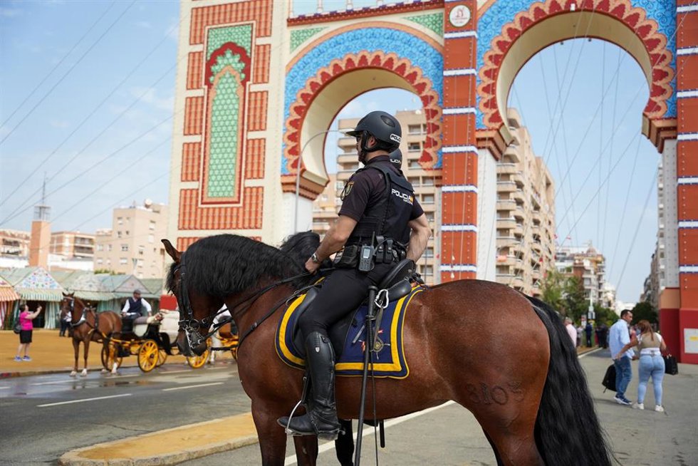 Archivo - Policías a caballo vigilan en la portada de la feria de Sevilla.