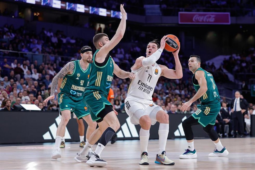 Archivo - Mario Hezonja intenta una canasta ante Nikolaos Rogkavopoulos en el Real Madrid-Panathinaikos de la Euroliga 25-26