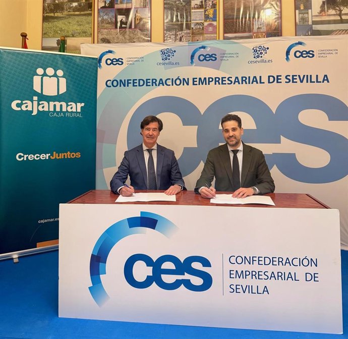 El presidente de la Confederación Empresarial de Sevilla (CES), Miguel Rus (i), y el director territorial de Cajamar, Sergio Hueso, en la firma del acuerdo de colaboración.