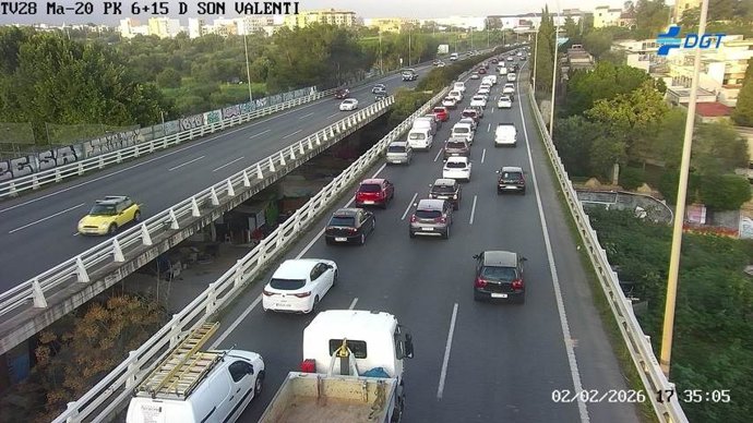 Momentos de retención en Via Cintura a la altura del cementerio de Son Valentí.