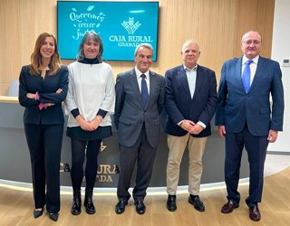 María Jiménez, directora de la nueva oficina, la vicerrectora de Estudiantes de la Universidad de Alcalá, Eva Senra, el presidente de Caja Rural Granada, Antonio León, el concejal Gustavo Severien, y el director general de la entidad, Antonio Serrano