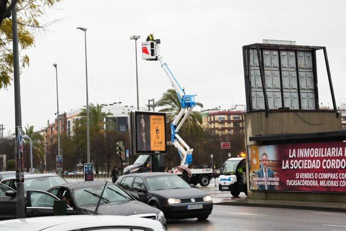 Inicio de los trabajos de reposición de unas 4.700 luminarias en Córdoba.
