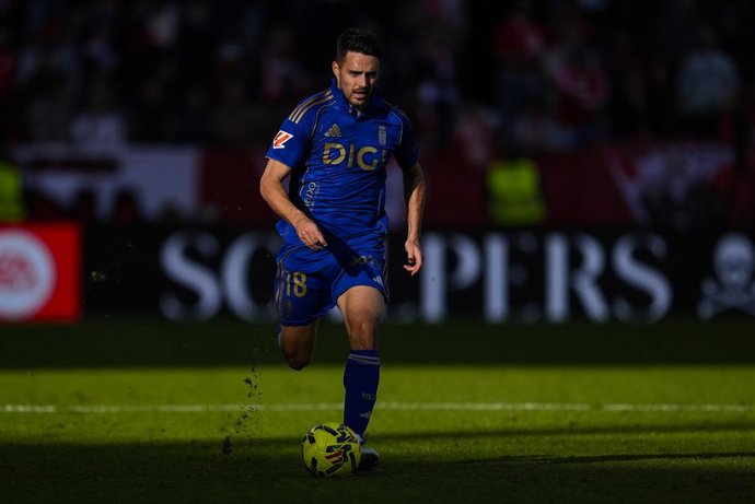 Archivo - Josip Brekalo of Real Oviedo in action during the Spanish league, LaLiga EA Sports, football match played between Sevilla FC and  Real Oviedo at Ramon Sanchez-Pizjuan stadium on December 14, 2025, in Sevilla, Spain.