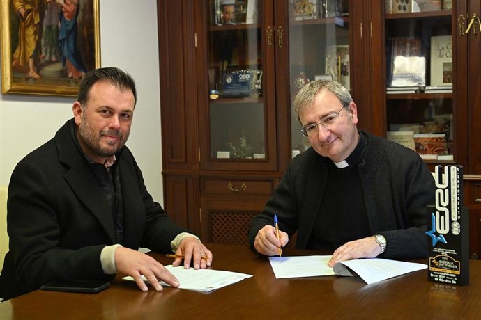 El deán-presidente del Cabildo Catedral de Córdoba, Joaquín Alberto Nieva (dcha.), en la firma del acuerdo.