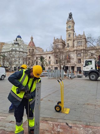 Comienza la instalación de la 'jaula' en la plaza del Ayuntamiento de València para las 'mascletaes' de Fallas