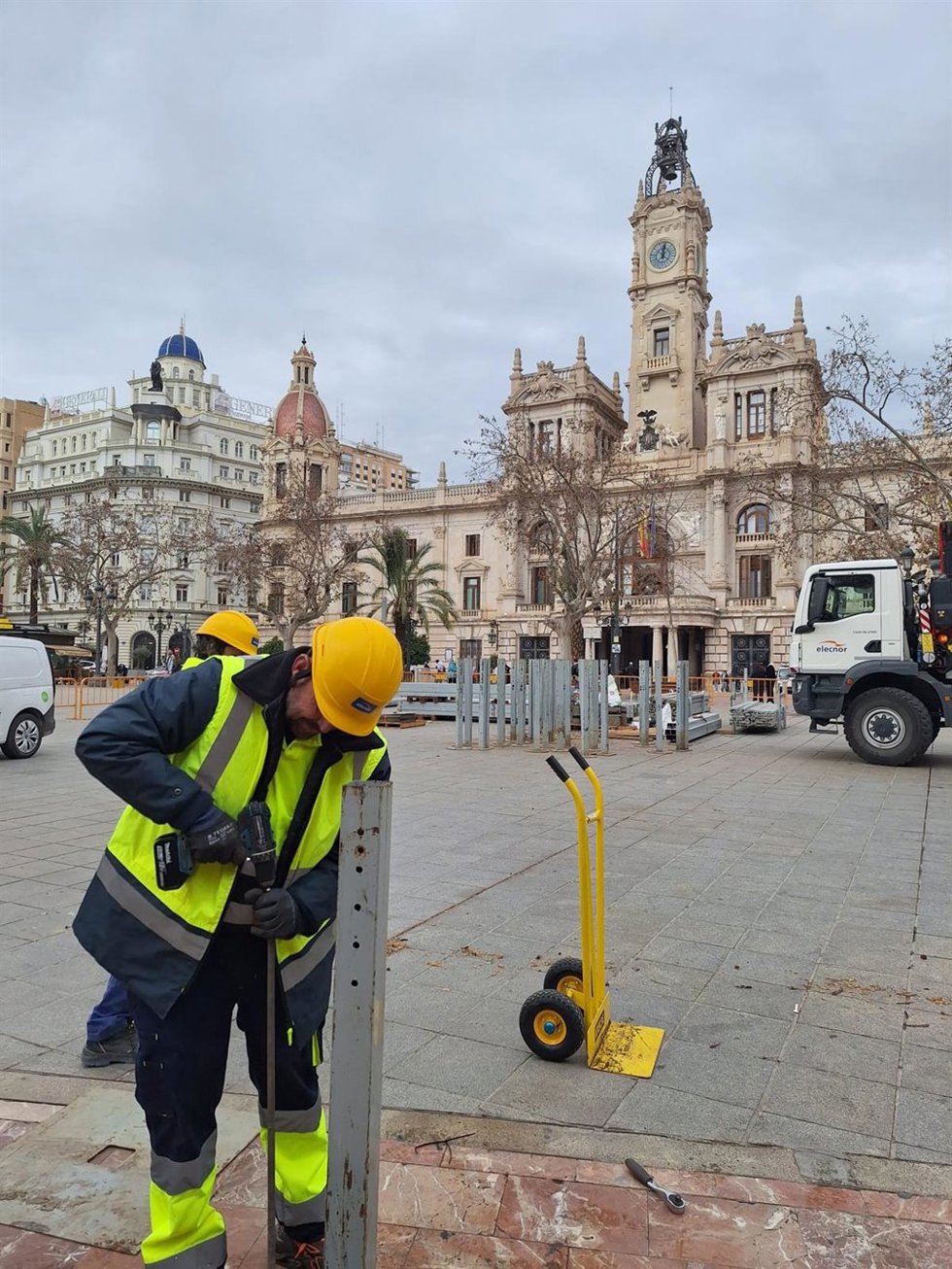Comienza la instalación de la 'jaula' en la plaza del Ayuntamiento de Valncia para las 'mascletaes' de Fallas
