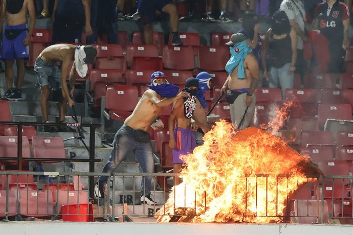 Futbol, Universidad de Chile vs Audax Italiano Fecha 1, Liga de primera 2026. Hinchas de Universidad de Chile provocan desmanes  durante un partido de la liga de primera division disputado en el estadio Nacional en Santiago,