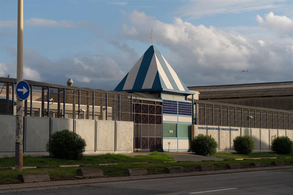 Archivo - Fachada del Centro de Internamiento de Extranjeros (CIE) de la Zona Franca, a 26 de septiembre de 2024, en Barcelona, Catalunya (España).