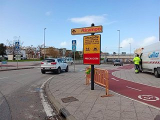 Cartel de aviso de paso inferior con riesgo de inundación ante previsión de lluvias para el miércoles en Jerez de la Frontera (Cádiz)