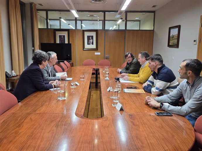 El delegado del Gobierno en Extremadura y la subdelegada en Badajoz se reúnen con representantes de organizaciones profesionales agrarias de la región.