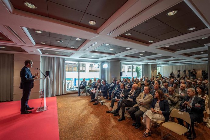 Archivo - El presidente del Partido Popular, Alberto Núñez Feijóo, interviene en el pleno de la Asociación Valenciana de Empresarios (AVE), en la sede en el Hotel SH, a 21 de julio de 2022