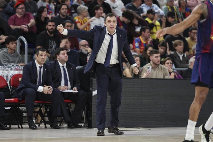 Archivo - El técnico italiano Paolo Galbiati durante un partido del Baskonia