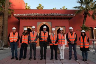 El consejero de Turismo y Andalucía Exterior de la Junta de Andalucía, Arturo Bernal, ha visitado este lunes el Castillo Bil-Bil, junto al alcalde de Benalmádena, Juan Antonio Lara.