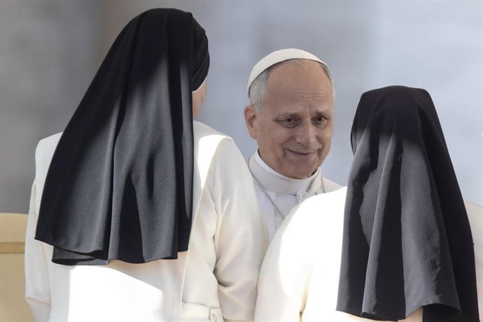 Archivo - El Papa con dos religiosas en una fotografía de archivo.