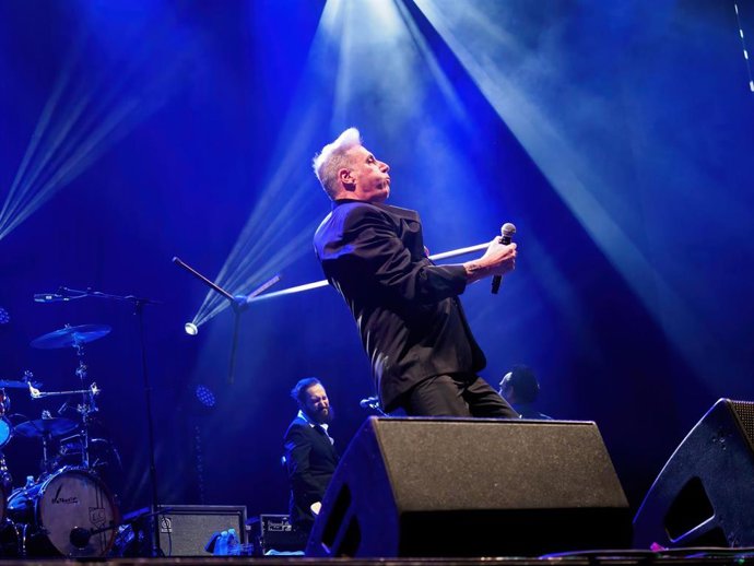 Archivo - Loquillo actúa en el Festival Actual 24, en el Palacio de los Deportes, a 3 de enero de 2024, en Logroño, La Rioja (España). La 34ª edición del Festival Actual 2024 se celebra del 2 al 7 de enero con más de un centenar de citas culturales y con 