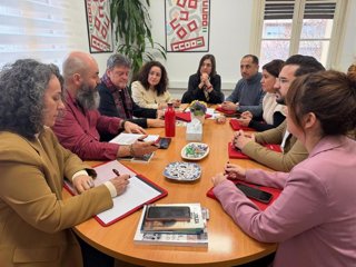 La portavoz del grupo parlamentario Por Andalucía, Inma Nieto (cuarta por la izda.), en su encuentro con CCOO.