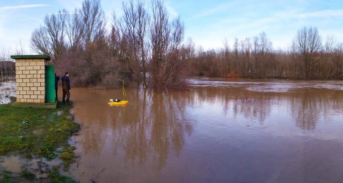 Archivo - Crecida de un río en la provincia de León.