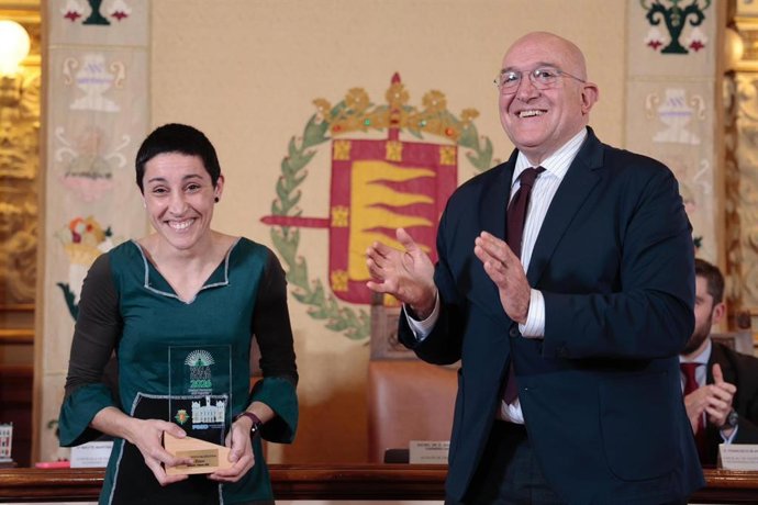 La boxeadora Isa Rivero, con el premio a Mejor Deportista de 2025 en los galardones Valladolid Ciudad Deportiva, junto al alcalde de la ciudad, Jesús Julio Carnero.