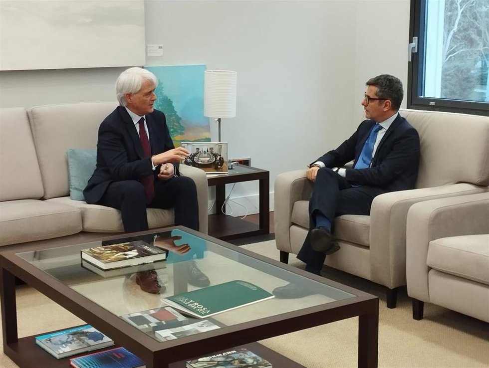 El ministro de Justicia, Félix Bolaños, y el presidente de la Abogacía, Salvador González, durante una reunión previa a la reforma del Reglamento de Asistencia Jurídica Gratuita, a 2 de febrero de 2026, en el Ministerio, Madrid (España).